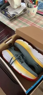 Hokas sneakers pallet - Image 3