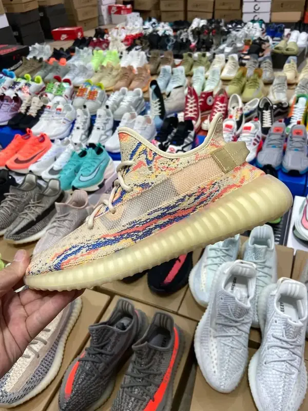 Yeezy Sneakers Pallet